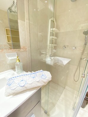 Towels, soap, toilet paper - Apartment/2bedrooms/2bathrooms/Zona 5 estrellas/a 30 meters from Unicentro Mall (Bogotá)
