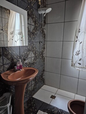 Douche, serviettes fournies, savon, papier de toilette