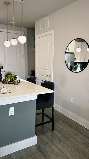 Dining - Luxury Stay – Tech Ridge 15 min to Downtown (Austin)