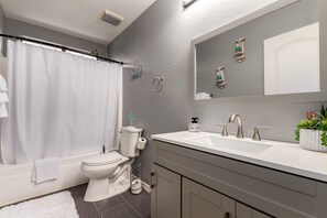 Secadora de cabello, toallas, jabón, shampoo 