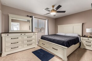 Escritorio, tabla de planchar con plancha, wifi y ropa de cama 