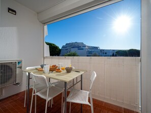 Apartment | Tempat makan luar