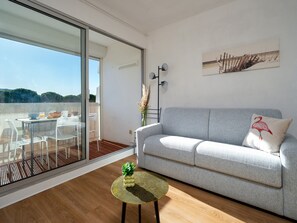 Apartment | Living room - Cozy Retreat With Bathtub, Bunk Beds (Le Grau-Du-Roi)