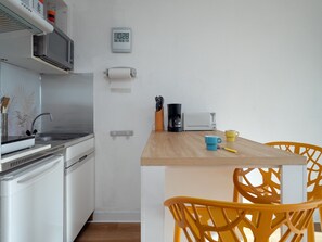 Apartment | Private kitchen - Cozy Retreat With Bathtub, Bunk Beds (Le Grau-Du-Roi)