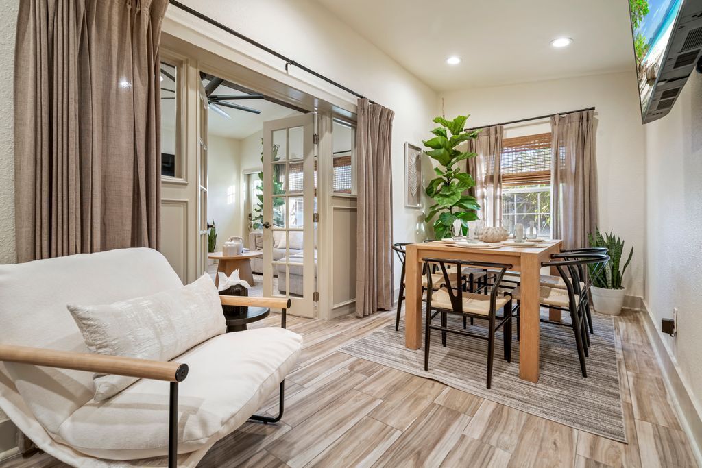 Smart-TV, Tischfußball, Bücher, Computerbildschirme