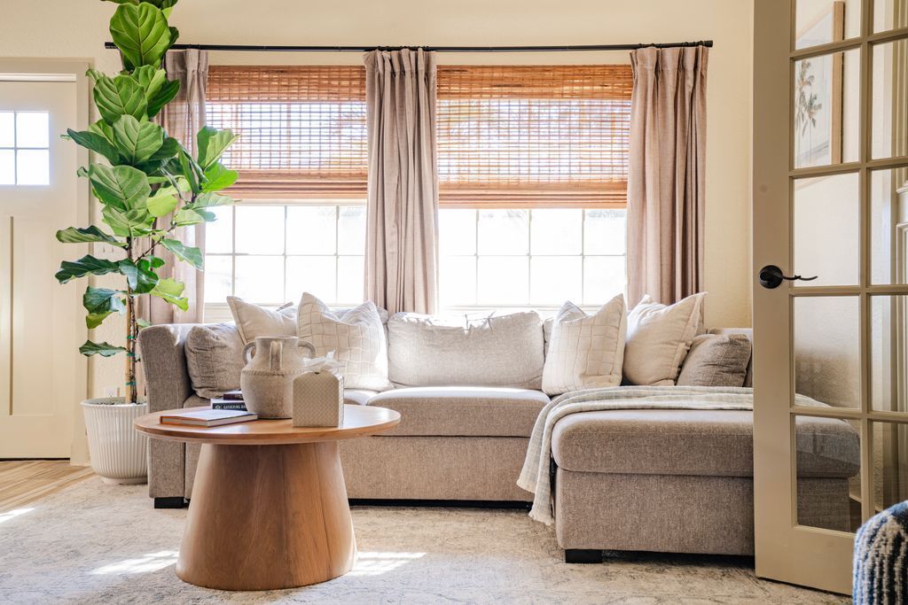 Smart TV, futbolito, libros y monitor de computadora 