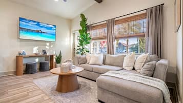 Smart TV, futbolito, libros y monitor de computadora