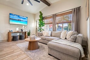 Smart TV, futbolito, libros y monitor de computadora 