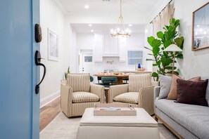 تلفزيون ذكي، كرة قدم الطاولة، كُتُب، شاشة كمبيوتر