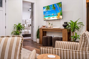 Desk, WiFi, bed sheets - BeWell Tampa | A Wellness Sanctuary (Tampa)