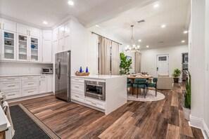 Fridge, microwave, oven, stovetop - BeWell Tampa | A Wellness Sanctuary (Tampa)