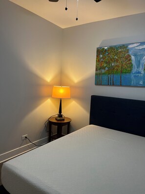 Iron/ironing board, WiFi - Cozy 2-bedroom apartment in peaceful Chicago with central A/C system (Chicago)