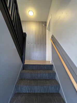 Interior - Cozy 2-bedroom apartment in peaceful Chicago with central A/C system (Chicago)