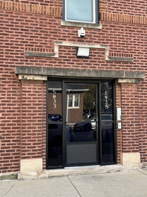 Exterior detail - Cozy 2-bedroom apartment in peaceful Chicago with central A/C system (Chicago)