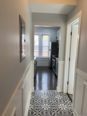 Interior - Cozy 2-bedroom apartment in peaceful Chicago with central A/C system (Chicago)