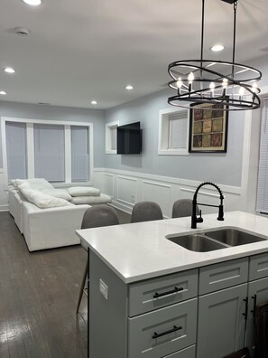 Interior - Cozy 2-bedroom apartment in peaceful Chicago with central A/C system (Chicago)