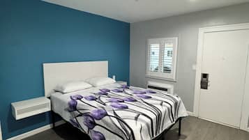 1 Queen Bed, Non-Smoking | Daunenbettdecken, kostenloses WLAN, Bettwäsche