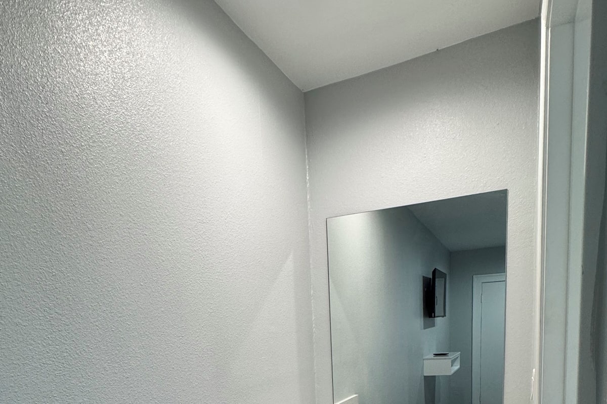 Toallas, jabón, shampoo, papel higiénico