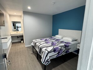 1 Queen Bed, Non-Smoking - Angel Motel near Anaheim  (Orange)