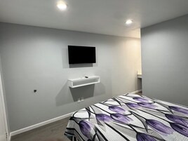 1 Queen Bed, Non-Smoking | Free WiFi