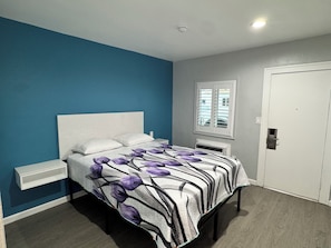 1 Queen Bed, Non-Smoking | Ilmainen Wi-Fi