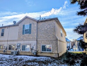 Exterior - Charming 3Br-2Bth in prime Olathe location. 5min to Highways, Shopping & Dining! (Olathe)