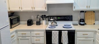 Charming 3Br-2Bth in prime Olathe location. 5min to Highways, Shopping & Dining!