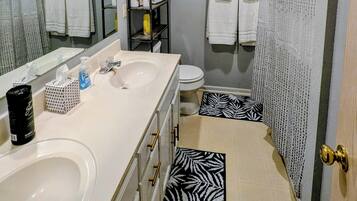 Asciugacapelli, asciugamani, sapone, carta igienica