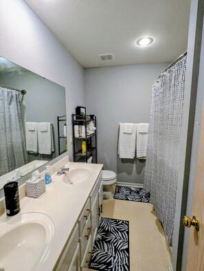 Bathroom - Charming 3Br-2Bth in prime Olathe location. 5min to Highways, Shopping & Dining! (Olathe)