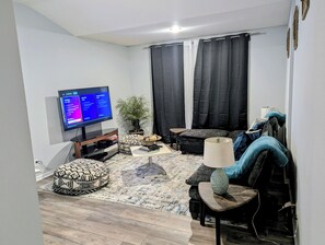 Living area - Charming 3Br-2Bth in prime Olathe location. 5min to Highways, Shopping & Dining! (Olathe)