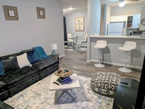 Living area - Charming 3Br-2Bth in prime Olathe location. 5min to Highways, Shopping & Dining! (Olathe)