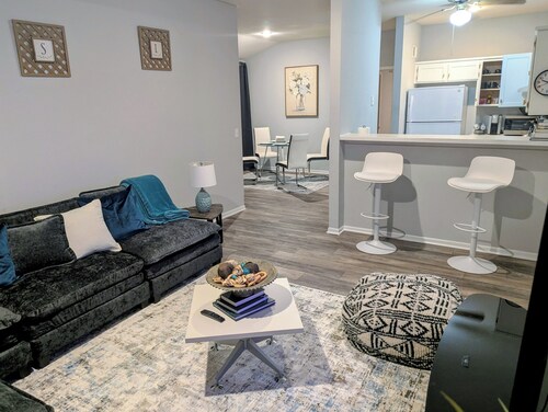 Charming 3Br-2Bth in prime Olathe location. 5min to Highways, Shopping & Dining!