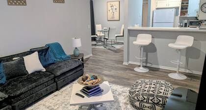 Charming 3Br-2Bth in prime Olathe location. 5min to Highways, Shopping & Dining!