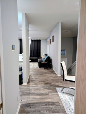 Interior - Charming 3Br-2Bth in prime Olathe location. 5min to Highways, Shopping & Dining! (Olathe)