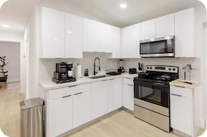Fridge, microwave, oven, stovetop - Las Olas •Hard Rock •FLL Beaches •Central Location (Fort Lauderdale)
