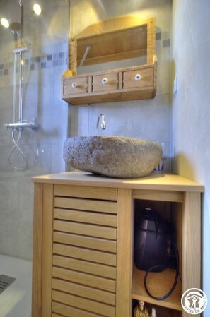 Shower, hair dryer - Haut Perché in Giron 1000 (GIRON)