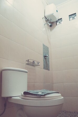 Monolocale Economy, vista montagna | Bagno | Asciugamani, sapone, shampoo, carta igienica