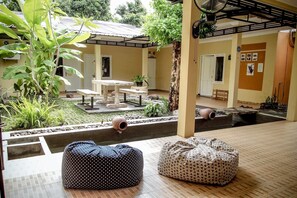 อีโคโนมีสตูดิโอ, วิวภูเขา | วิวสวน