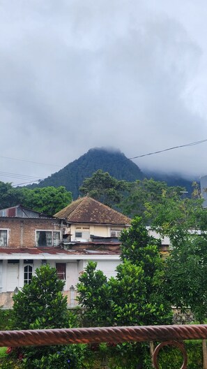 Estudio económico, vista a la montaña | Escritorio, espacio para trabajar con laptop y insonorización 