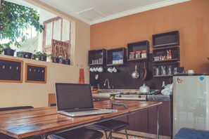 Estudio económico, vista a la montaña | Cocina compartida | Tetera eléctrica y utensilios de cocina 