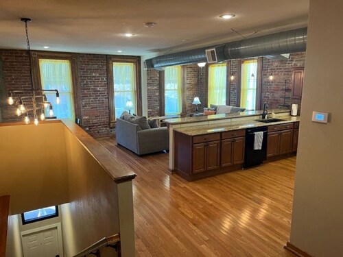 Chateau Du Burg-Historic 1bd, downtown, dog friendly, free breakfast and coffee