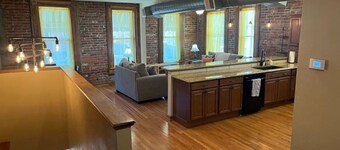 Chateau Du Burg-Historic 1bd, downtown, dog friendly, free breakfast and coffee