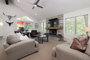 Smart TV, fireplace - Spruce Park H - Cozy East Vail Home with Private Hot Tub - Easy Village Access (Vail)