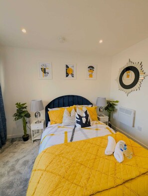 1 bedroom, WiFi - A stylish modern studio stay near attractions with comfy room and vibrant design (Denny)