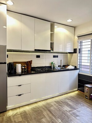 Private kitchen - Luxury Modern style 2 bedroom 2 bathroom Apt Lekki phase 1-24/7 power & security (Lekki)