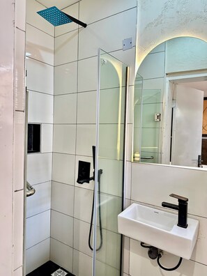 Een douche, een bidet, handdoeken, zeep