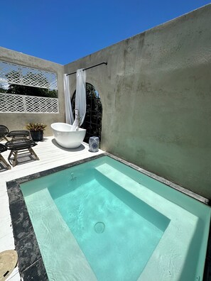Outdoor spa tub - Romantic Private Pool Suite with outdoor tub Rincon, close to beaches (Rincon)
