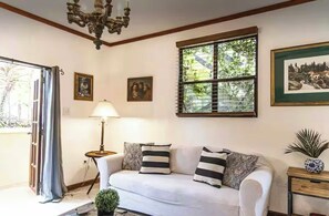 Living area - Romantic Private Pool Suite with outdoor tub Rincon, close to beaches (Rincon)
