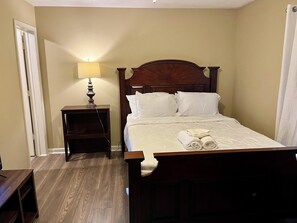 Escritorio, tabla de planchar con plancha, wifi gratis y ropa de cama