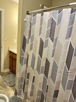 Ducha, secador de pelo, toallas y jabón